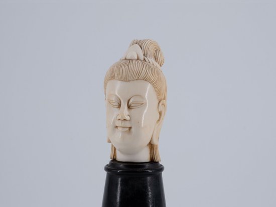 Tête Sculptée En Ivoire. Asie, XIXe Siècle.