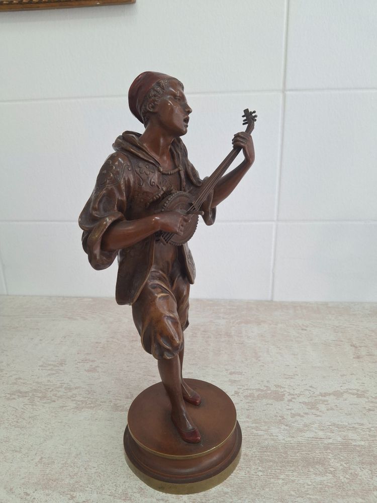 Mandolinista orientale di bronzo