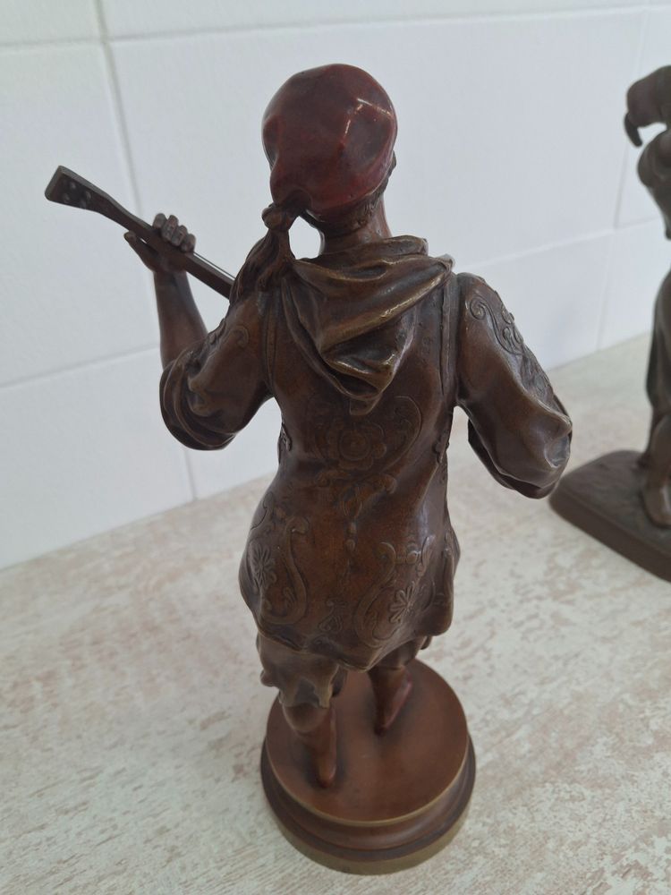Mandolinista orientale di bronzo