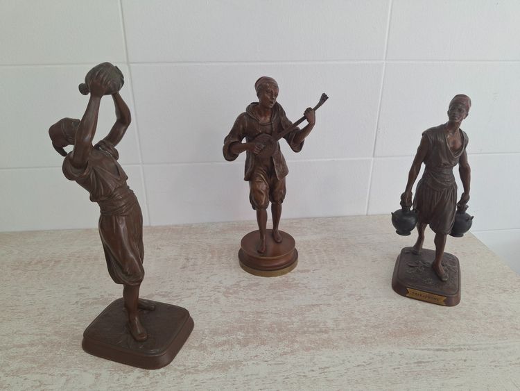 Mandolinista orientale di bronzo