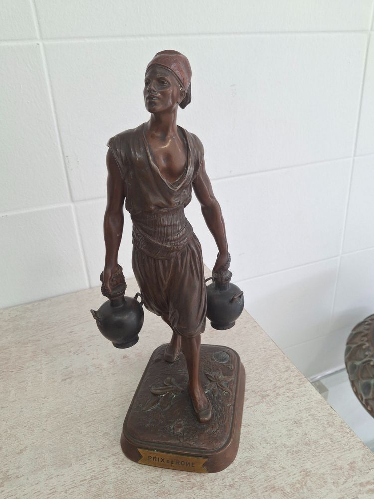 Mandolinista orientale di bronzo