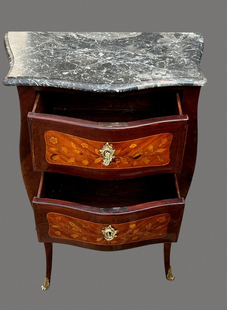 COMMODE DEL XVIII SECOLO DI STILE LOUIS XV IN MARQUETRY DI FIORI CON TOPI IN MARMO