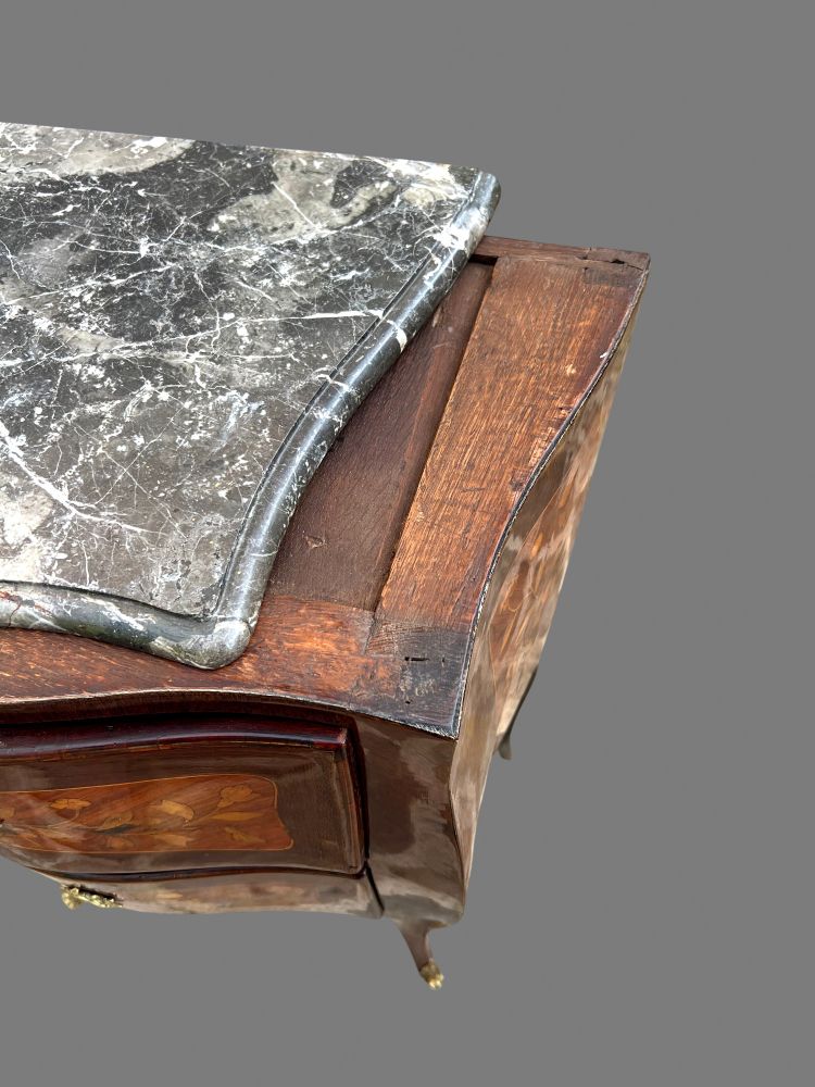 COMMODE DEL XVIII SECOLO DI STILE LOUIS XV IN MARQUETRY DI FIORI CON TOPI IN MARMO