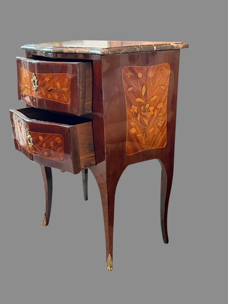 COMMODE DEL XVIII SECOLO DI STILE LOUIS XV IN MARQUETRY DI FIORI CON TOPI IN MARMO