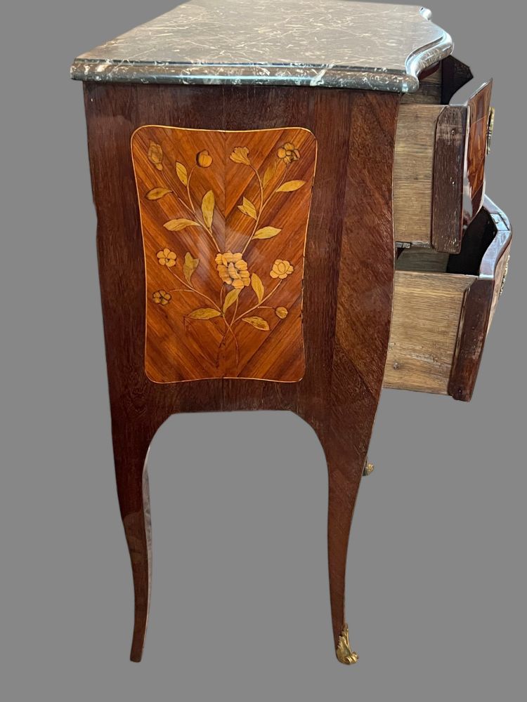 COMMODE DEL XVIII SECOLO DI STILE LOUIS XV IN MARQUETRY DI FIORI CON TOPI IN MARMO