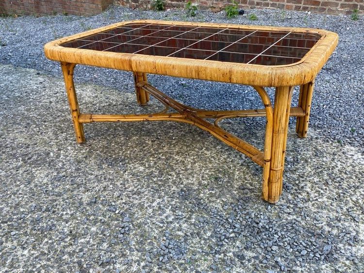 Tavolino da caffè di grandi dimensioni in rattan e piastrelle di ceramica, circa 1950/1960