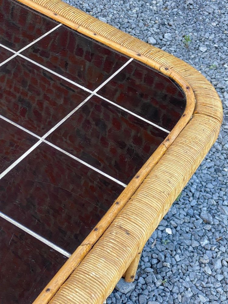 Tavolino da caffè di grandi dimensioni in rattan e piastrelle di ceramica, circa 1950/1960