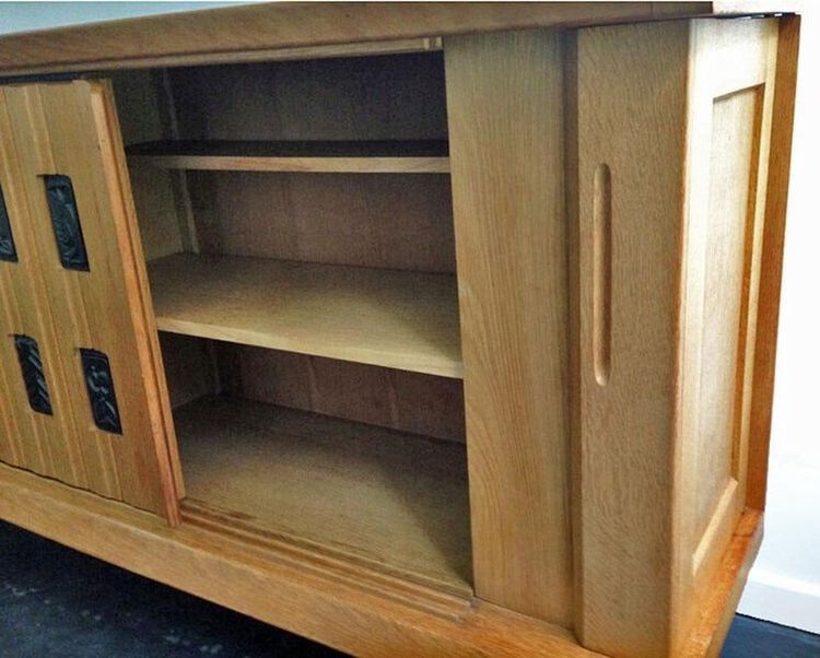 Guillerme e Chambron, credenza in quercia e ceramica, edizione Votre Maison, 1960/1970 circa