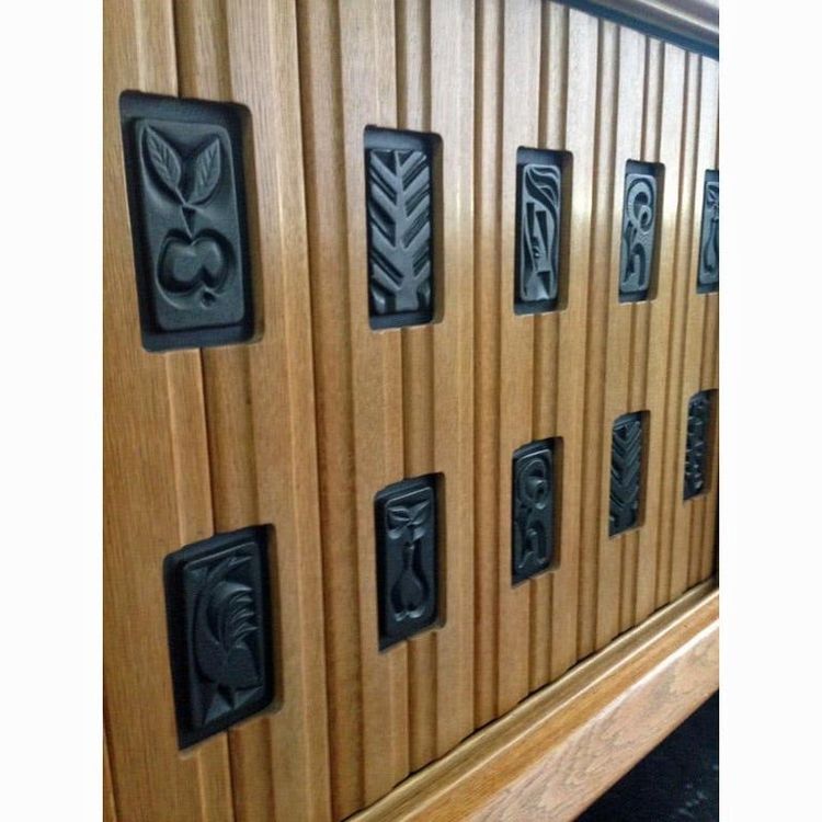 Guillerme e Chambron, credenza in quercia e ceramica, edizione Votre Maison, 1960/1970 circa