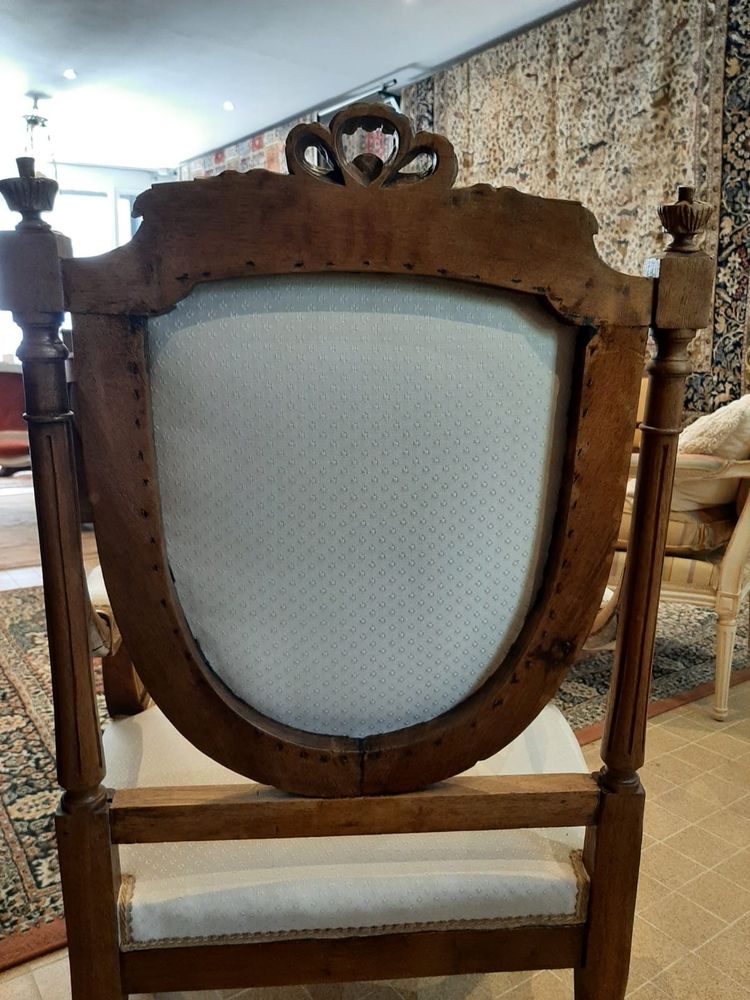 Coppia di poltrone in stile Luigi XVI in noce - 1900 circa