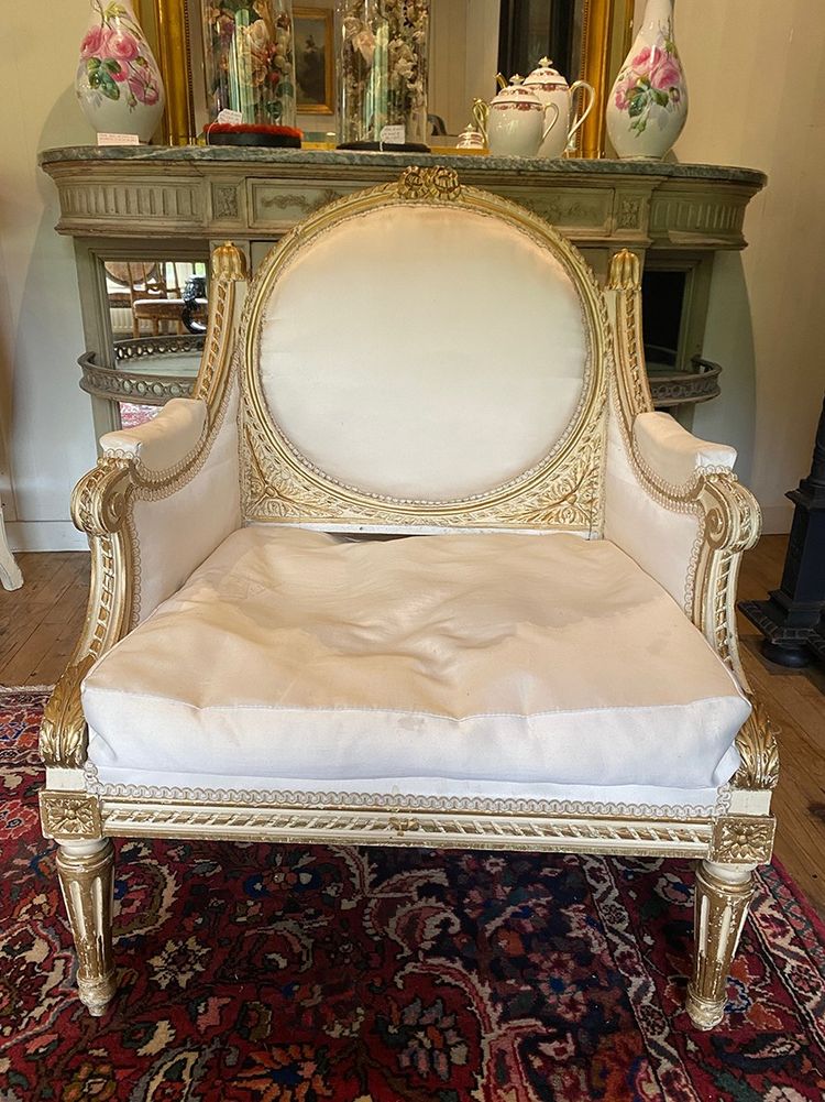 Marquise in stile Luigi XVI in legno laccato bianco con riflessi dorati. Circa 1900