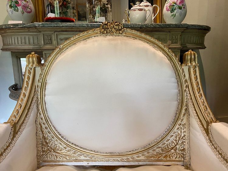 Marquise in stile Luigi XVI in legno laccato bianco con riflessi dorati. Circa 1900