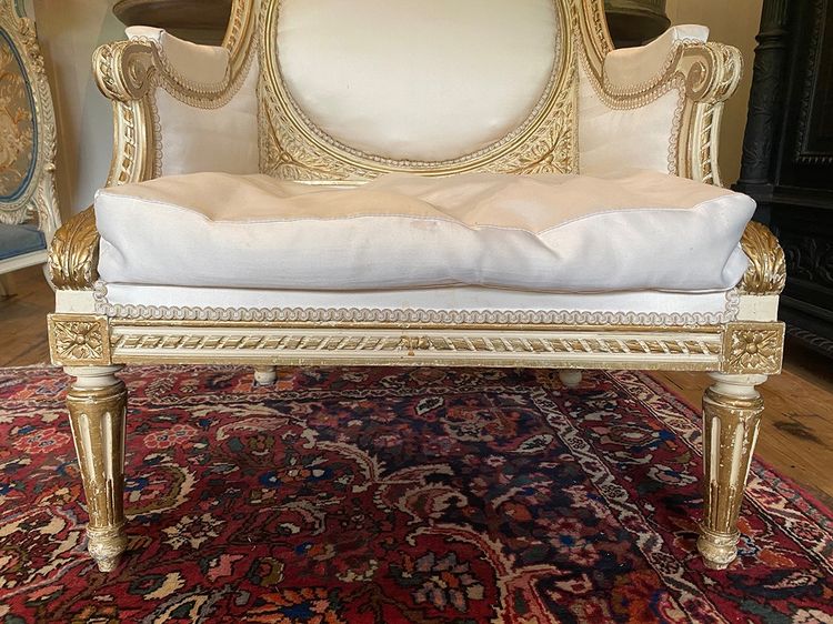 Marquise in stile Luigi XVI in legno laccato bianco con riflessi dorati. Circa 1900