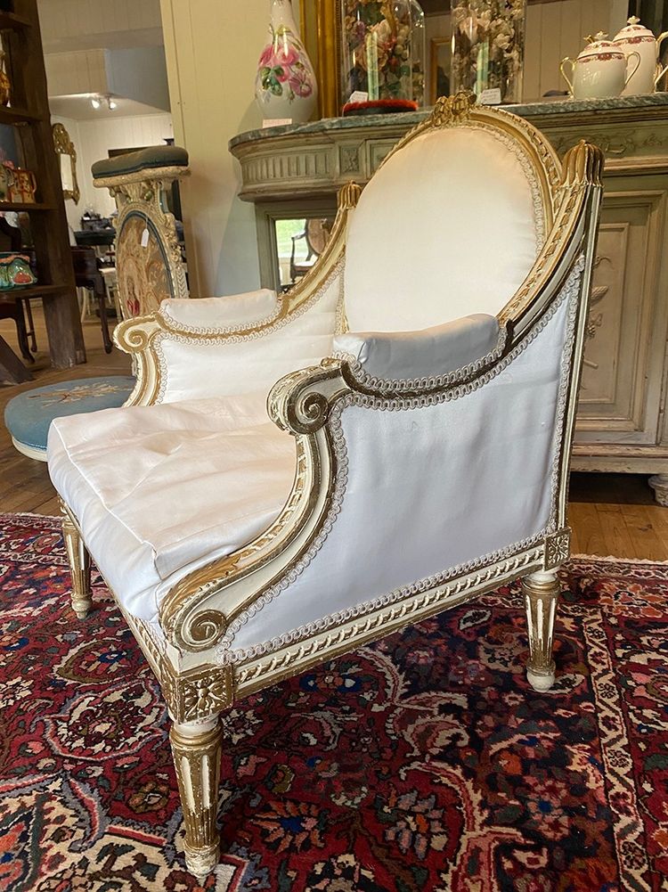 Marquise in stile Luigi XVI in legno laccato bianco con riflessi dorati. Circa 1900