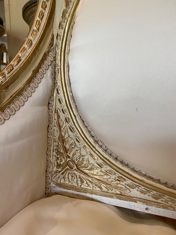 Marquise in stile Luigi XVI in legno laccato bianco con riflessi dorati. Circa 1900