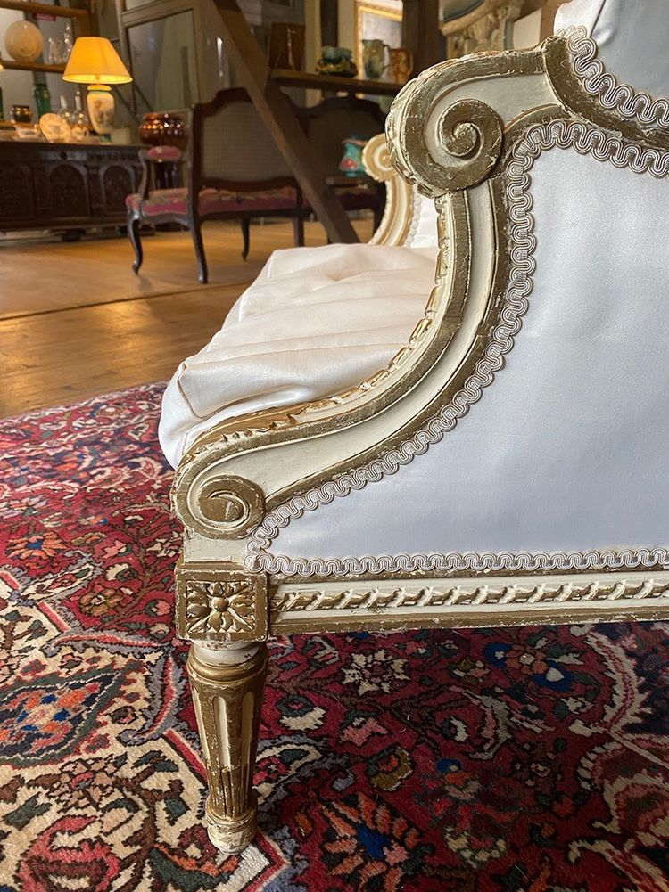 Marquise in stile Luigi XVI in legno laccato bianco con riflessi dorati. Circa 1900
