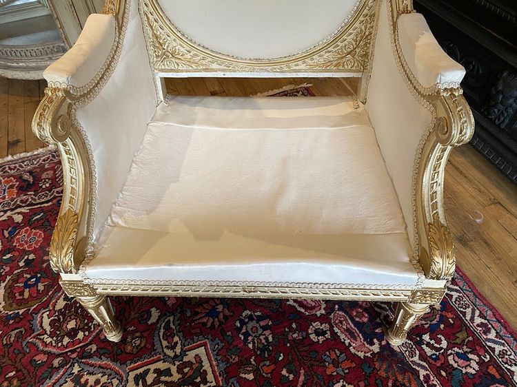 Marquise in stile Luigi XVI in legno laccato bianco con riflessi dorati. Circa 1900