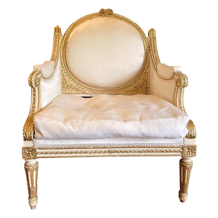 Marquise in stile Luigi XVI in legno laccato bianco con riflessi dorati. Circa 1900