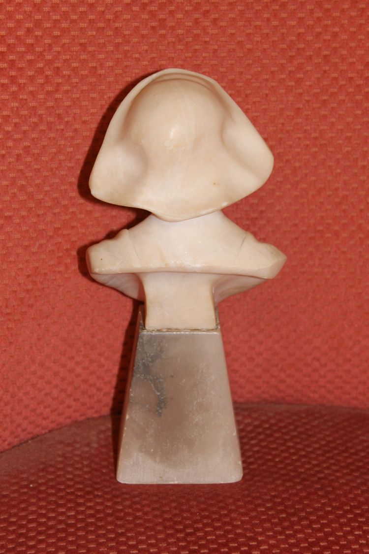 Scultura con busto in marmo su base: giovane ragazza con grande cappello dei primi del Novecento