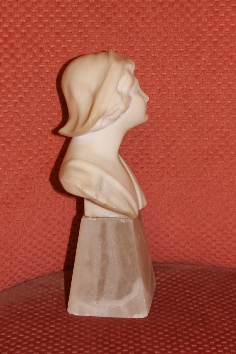 Scultura con busto in marmo su base: giovane ragazza con grande cappello dei primi del Novecento