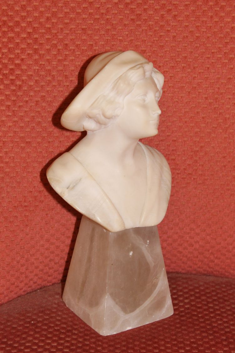 Scultura con busto in marmo su base: giovane ragazza con grande cappello dei primi del Novecento