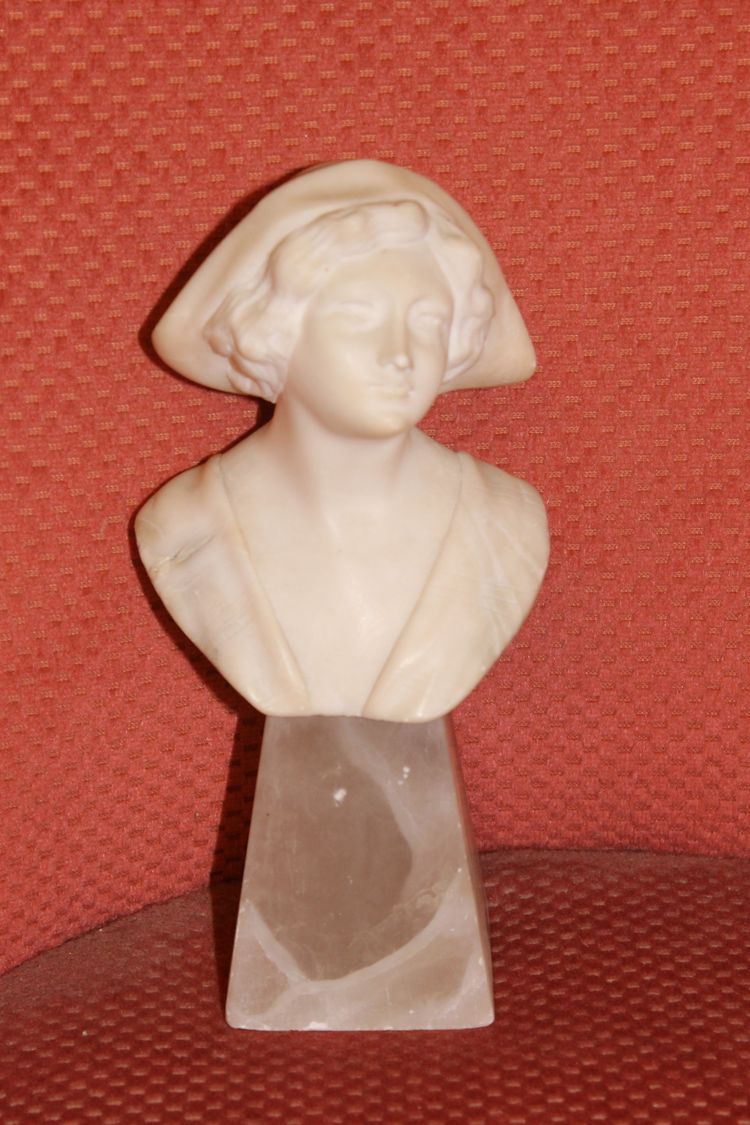 Scultura con busto in marmo su base: giovane ragazza con grande cappello dei primi del Novecento