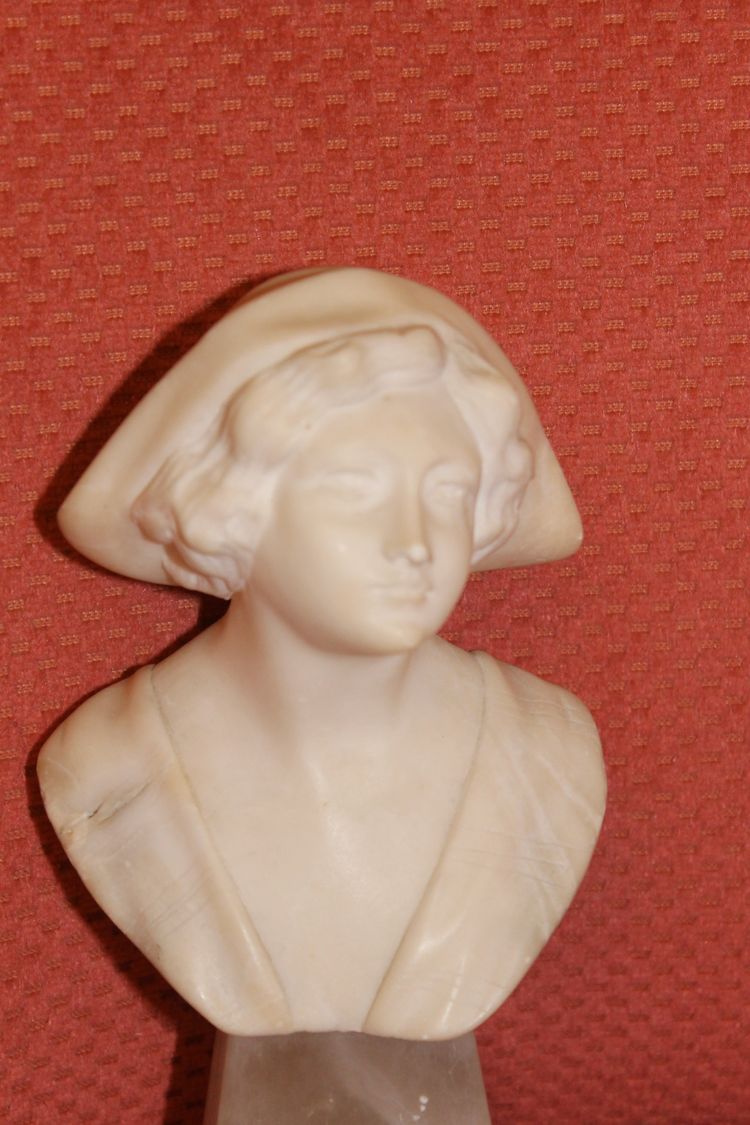 Scultura con busto in marmo su base: giovane ragazza con grande cappello dei primi del Novecento