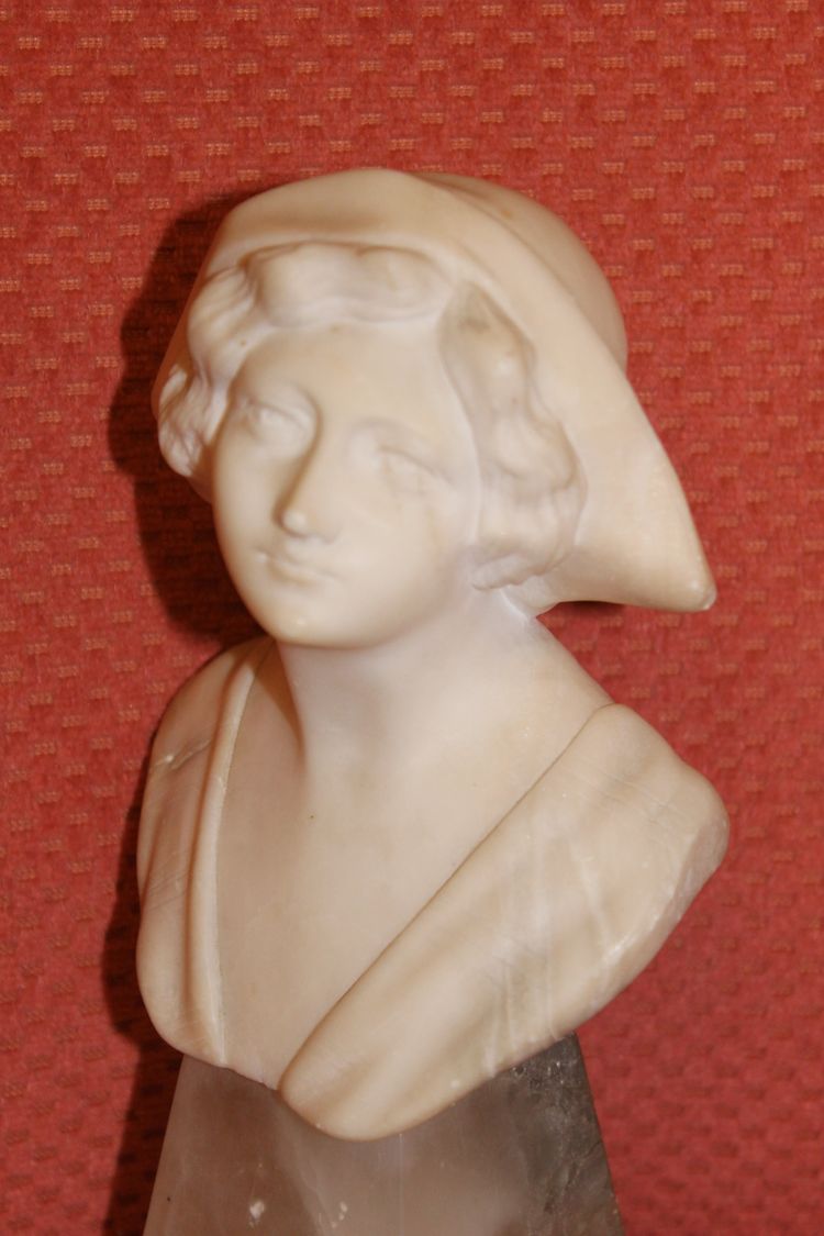 Scultura con busto in marmo su base: giovane ragazza con grande cappello dei primi del Novecento