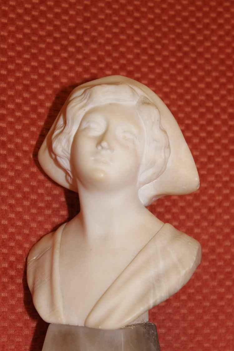 Scultura con busto in marmo su base: giovane ragazza con grande cappello dei primi del Novecento