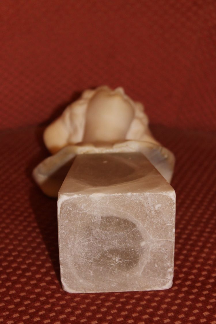 Scultura con busto in marmo su base: giovane ragazza con grande cappello dei primi del Novecento