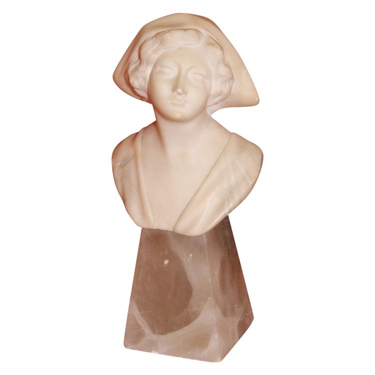 Scultura con busto in marmo su base: giovane ragazza con grande cappello dei primi del Novecento