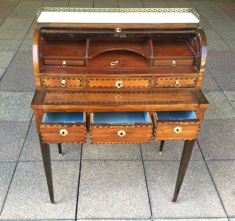 Un petit bureau ''cylindre''en marqueterie.