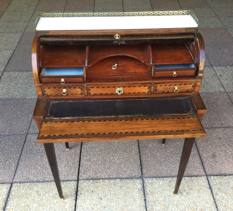 Un petit bureau ''cylindre''en marqueterie.