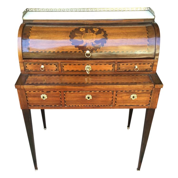 Un petit bureau ''cylindre''en marqueterie.