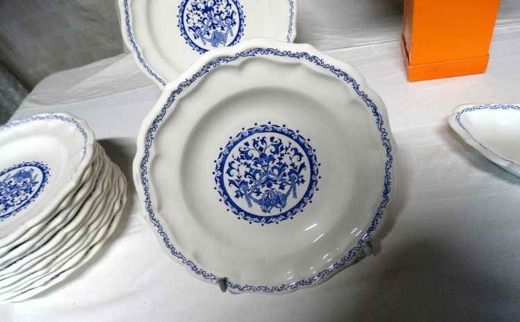 Manufacture de GIEN. Service de table en faïence modèle Rouen 1932. Années 60. 28 pièces