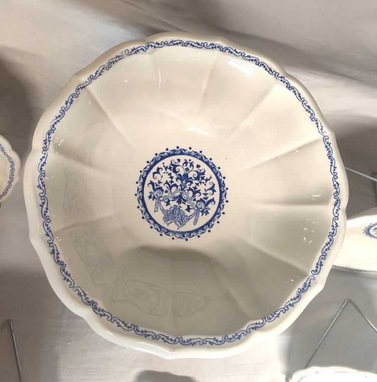 Manufacture de GIEN. Service de table en faïence modèle Rouen 1932. Années 60. 28 pièces
