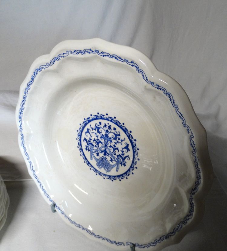 Manufacture de GIEN. Service de table en faïence modèle Rouen 1932. Années 60. 28 pièces