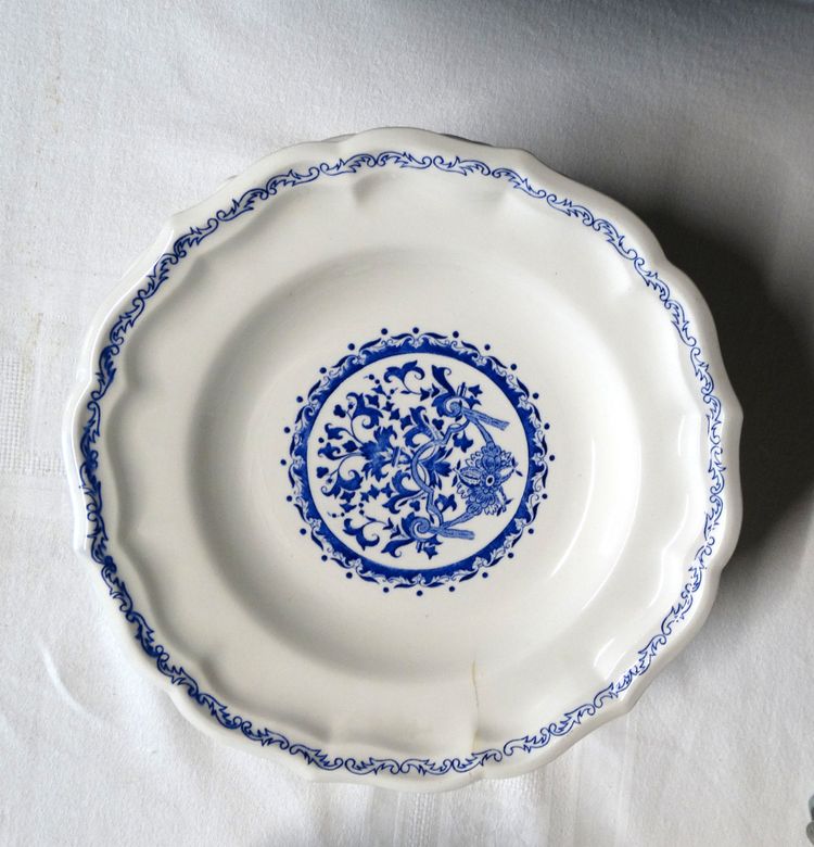 Manufacture de GIEN. Service de table en faïence modèle Rouen 1932. Années 60. 28 pièces
