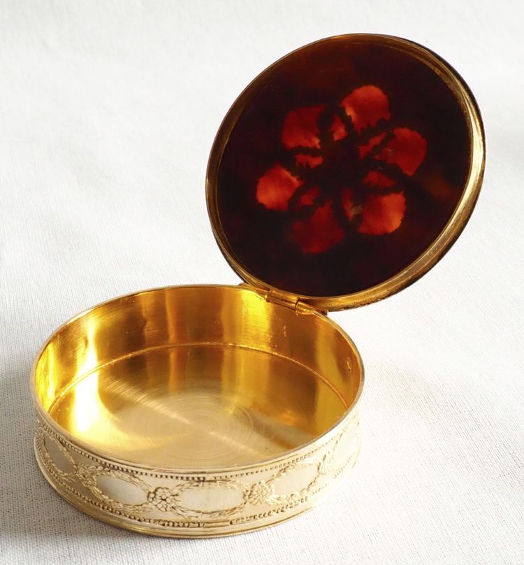 Scatola rotonda con gemelli in argento vermeil e tartaruga in stile russo - 63g