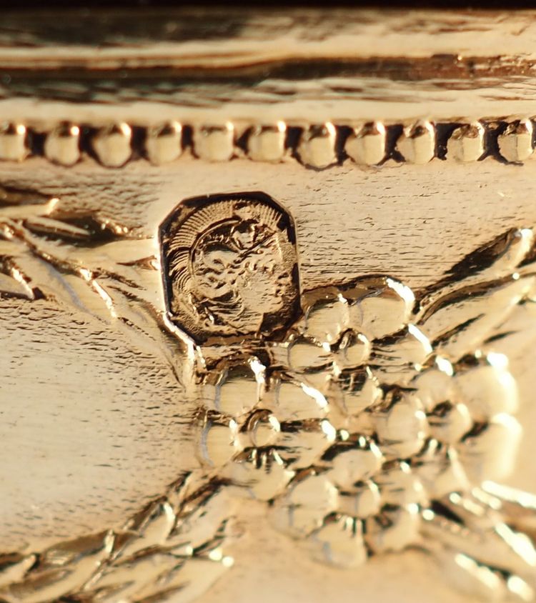Scatola rotonda con gemelli in argento vermeil e tartaruga in stile russo - 63g