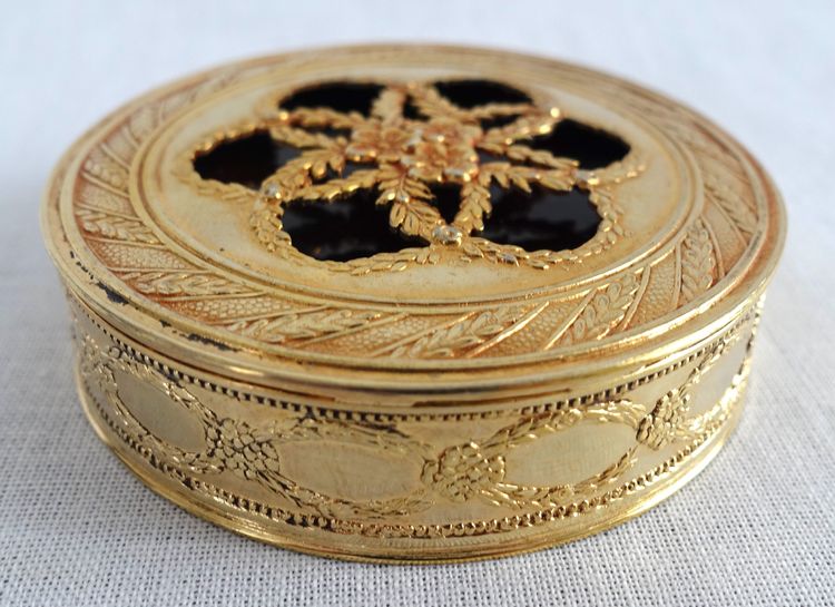 Scatola rotonda con gemelli in argento vermeil e tartaruga in stile russo - 63g