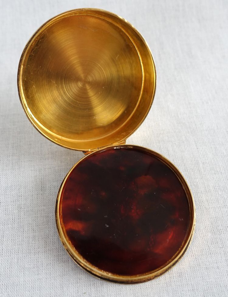 Scatola rotonda con gemelli in argento vermeil e tartaruga in stile russo - 63g
