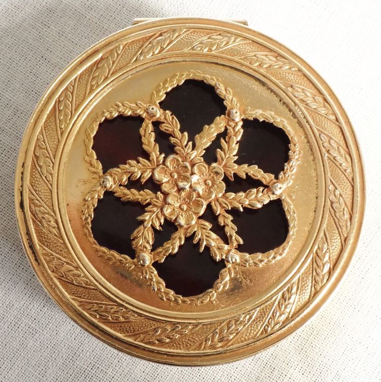 Scatola rotonda con gemelli in argento vermeil e tartaruga in stile russo - 63g