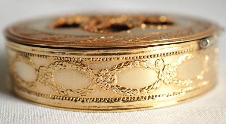 Scatola rotonda con gemelli in argento vermeil e tartaruga in stile russo - 63g