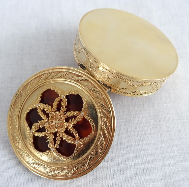 Scatola rotonda con gemelli in argento vermeil e tartaruga in stile russo - 63g