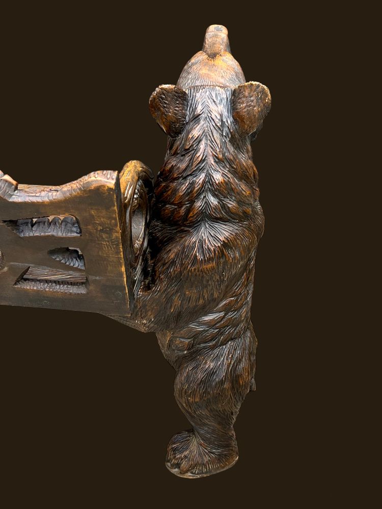 BANC AUX OURS FORET NOIRE EN BOIS SCULPTÉ A DÉCOR D OURSON ÉPOQUE FIN XIX e