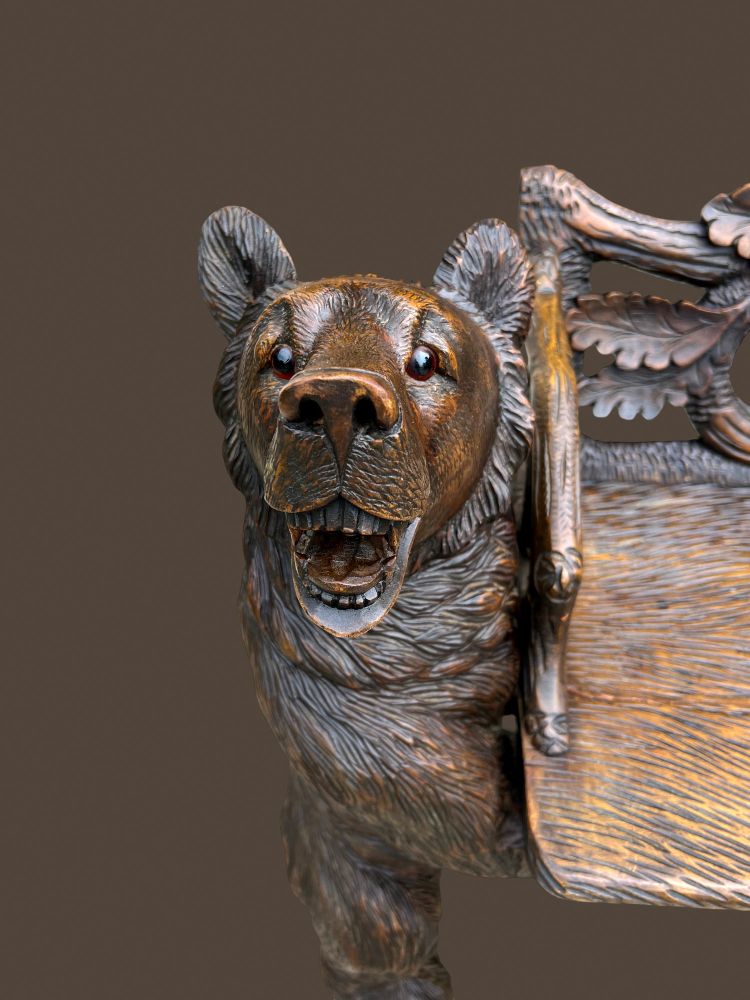 BANC AUX OURS FORET NOIRE EN BOIS SCULPTÉ A DÉCOR D OURSON ÉPOQUE FIN XIX e