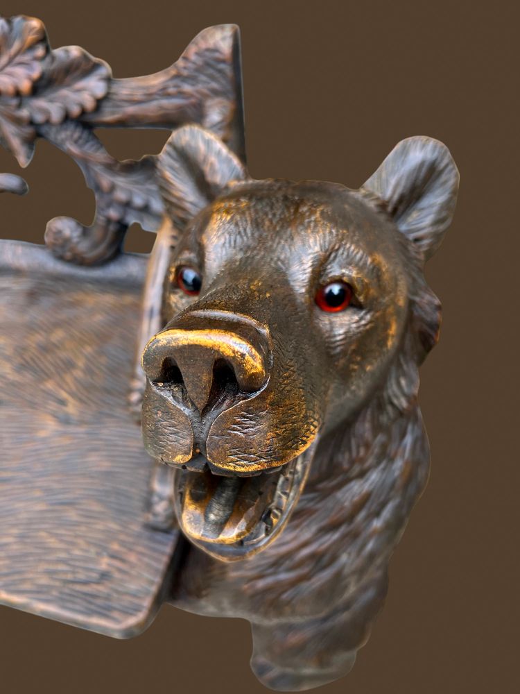 BANC AUX OURS FORET NOIRE EN BOIS SCULPTÉ A DÉCOR D OURSON ÉPOQUE FIN XIX e