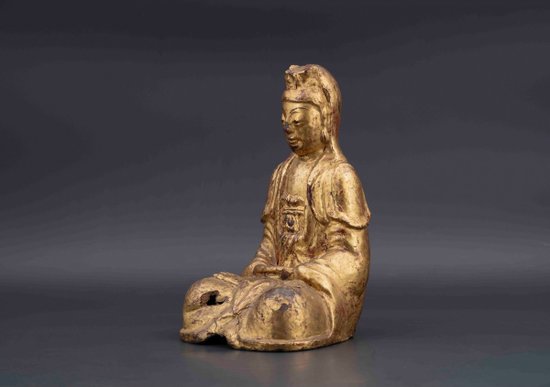 Guanyin in bronzo laccato in oro, XVIII secolo