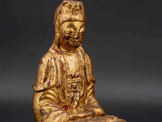 Guanyin in bronzo laccato in oro, XVIII secolo